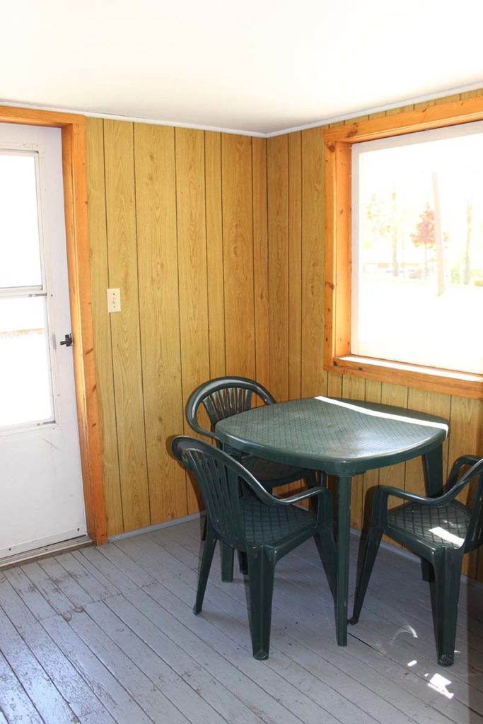 Lakeview Cottage 8 patio table and furniture